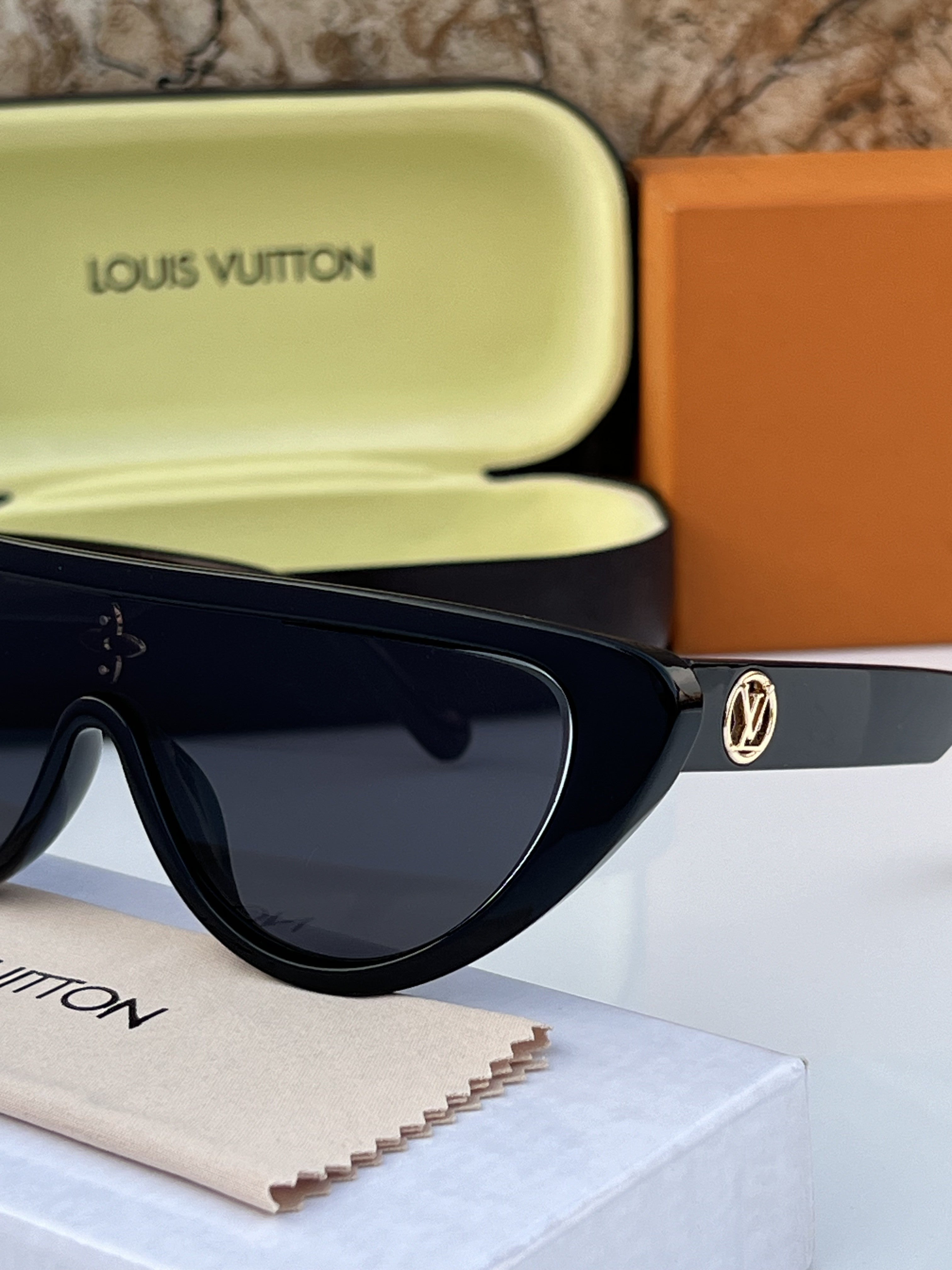 Lou_is_vuitt_on_2218_full_black