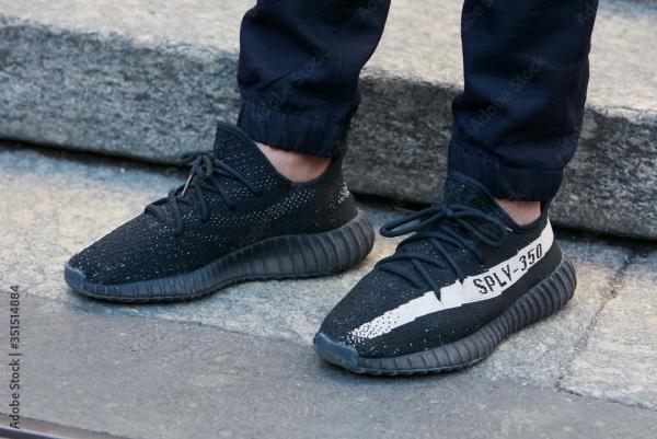 Yeezy 350 V2 Oreo With Full Kit Y02