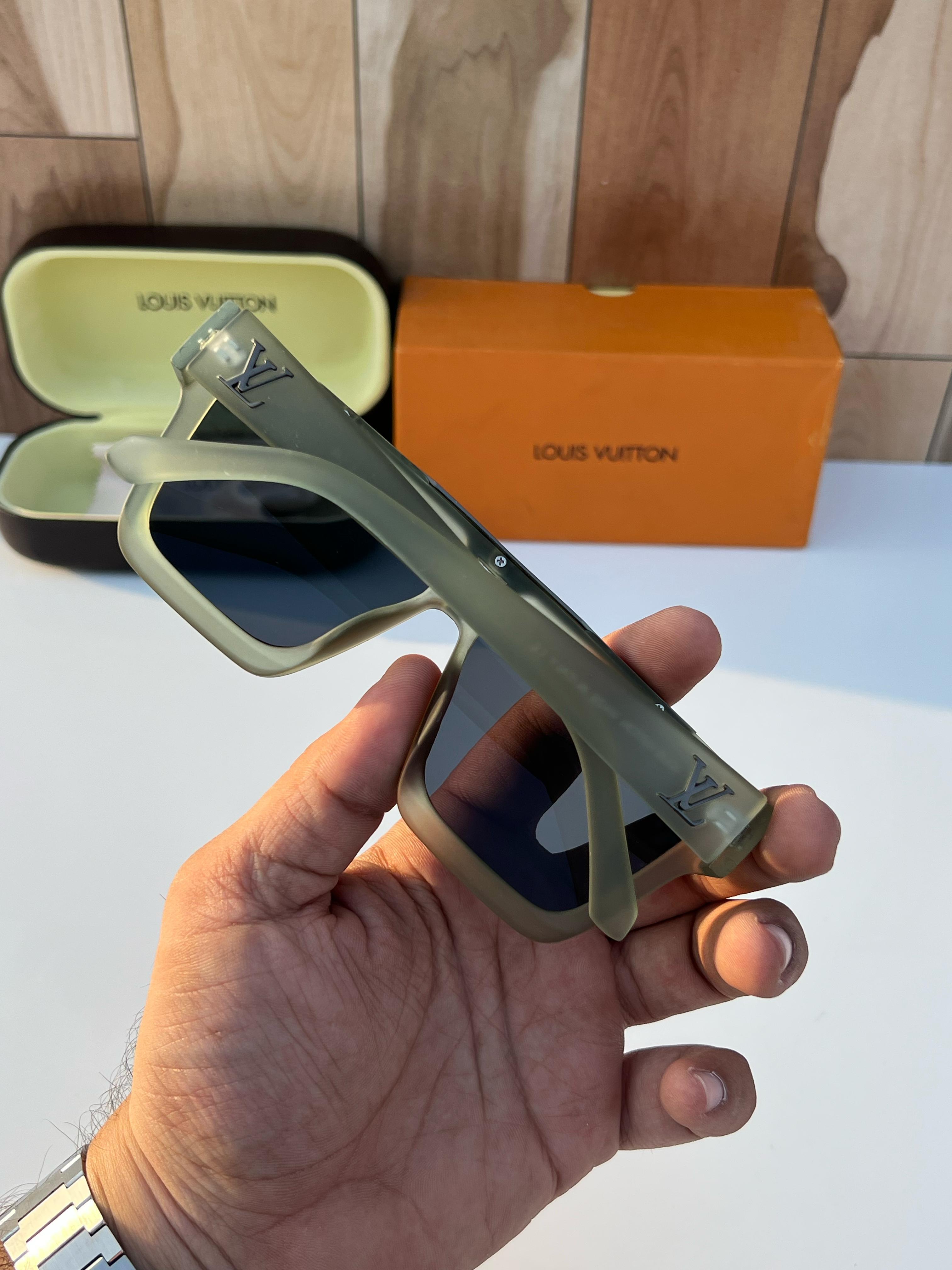 Lo_ui_s vui_tton 1502 green A