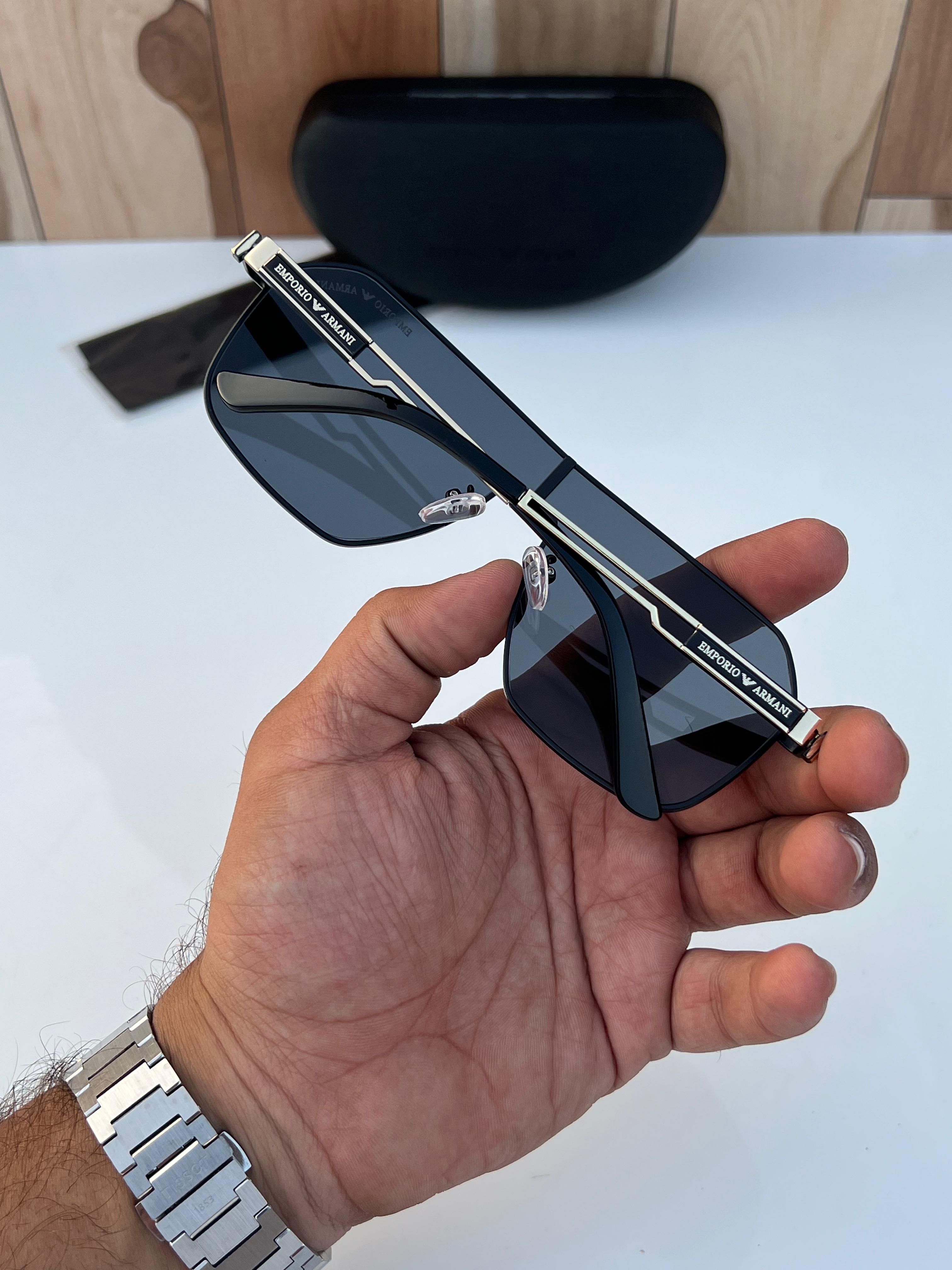 Em_pori_o ar_ma_ni 0199 black gold A