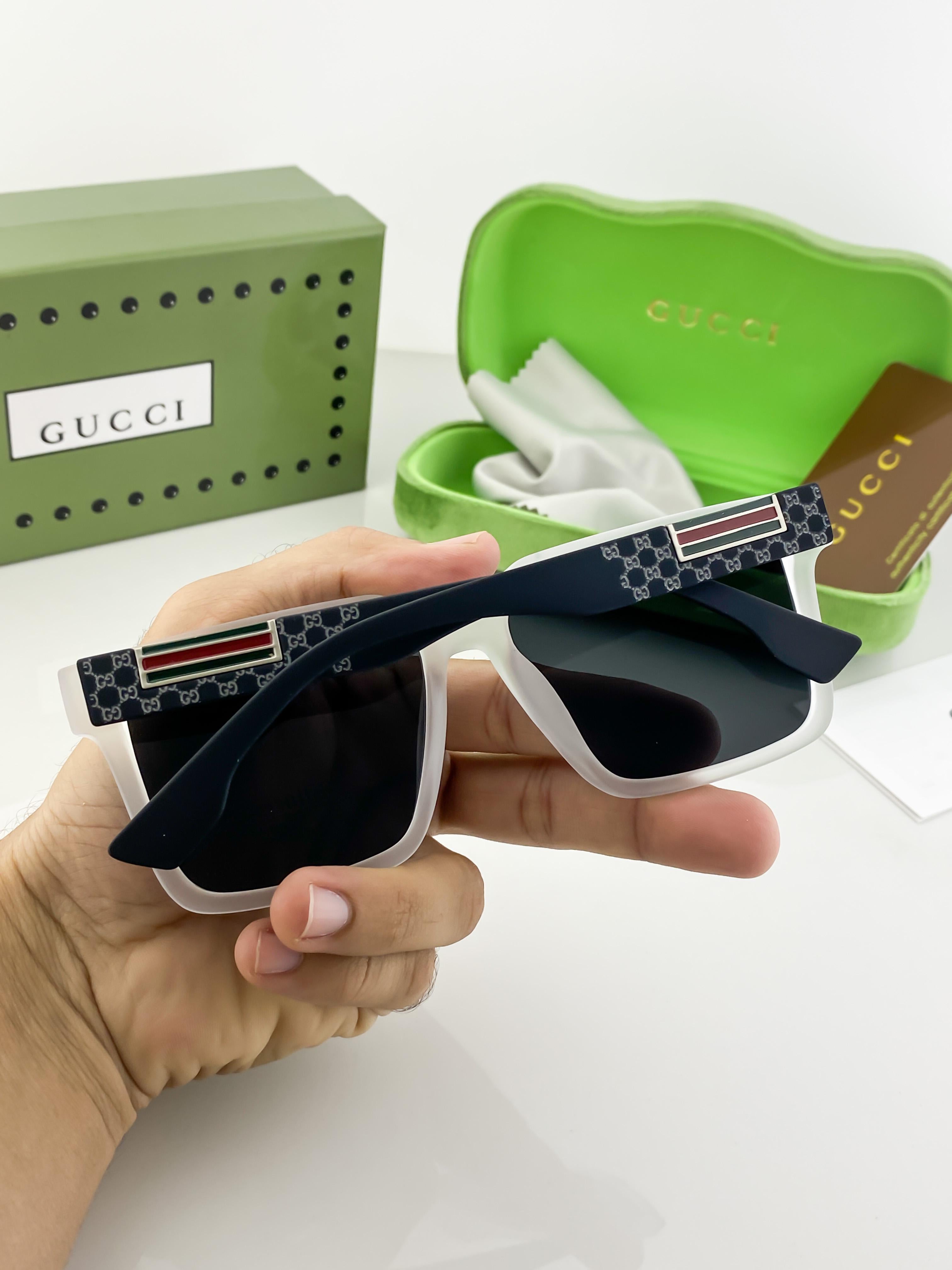 GU_CC_I WHITE BLACK 1989 B