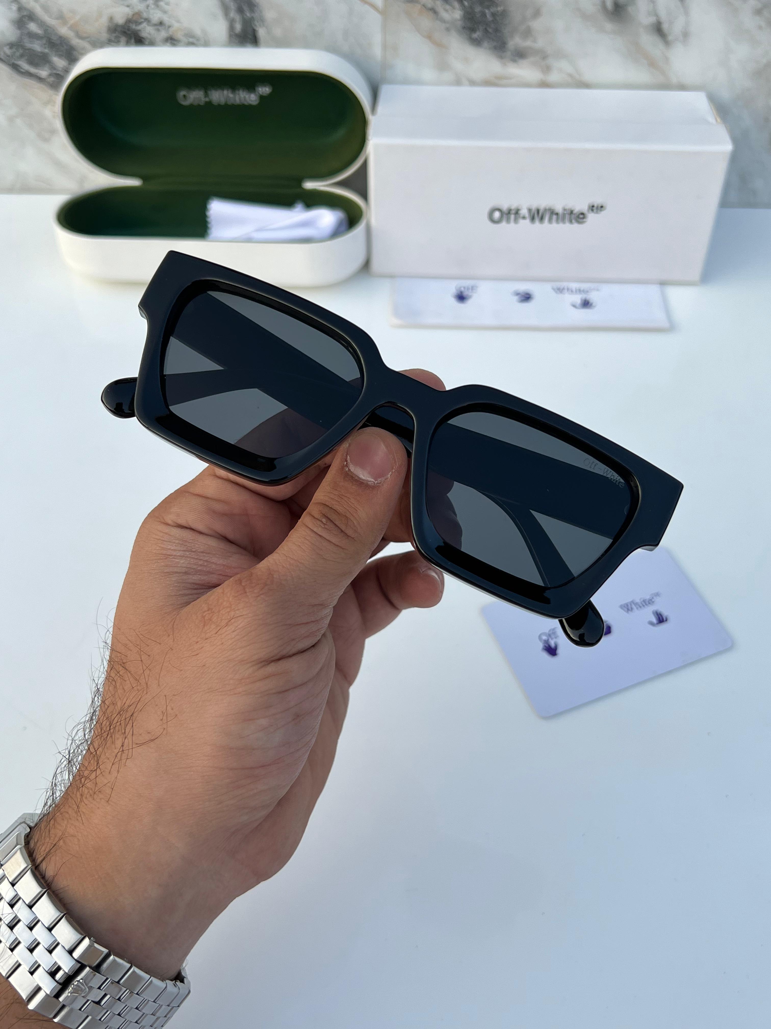 *Off white full black*