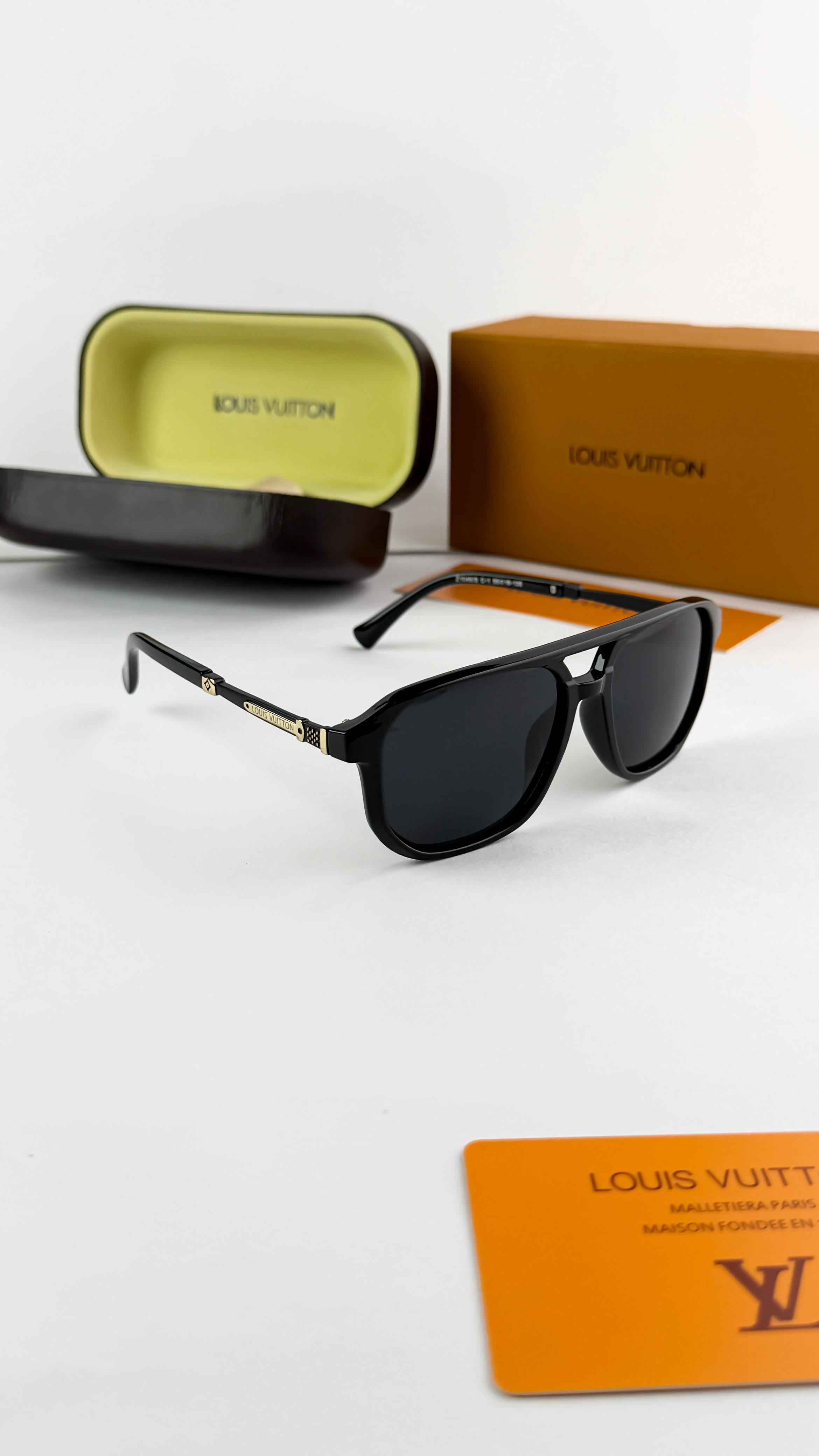 *LOUI_S VUITTO_N GOLD BLACK 1049