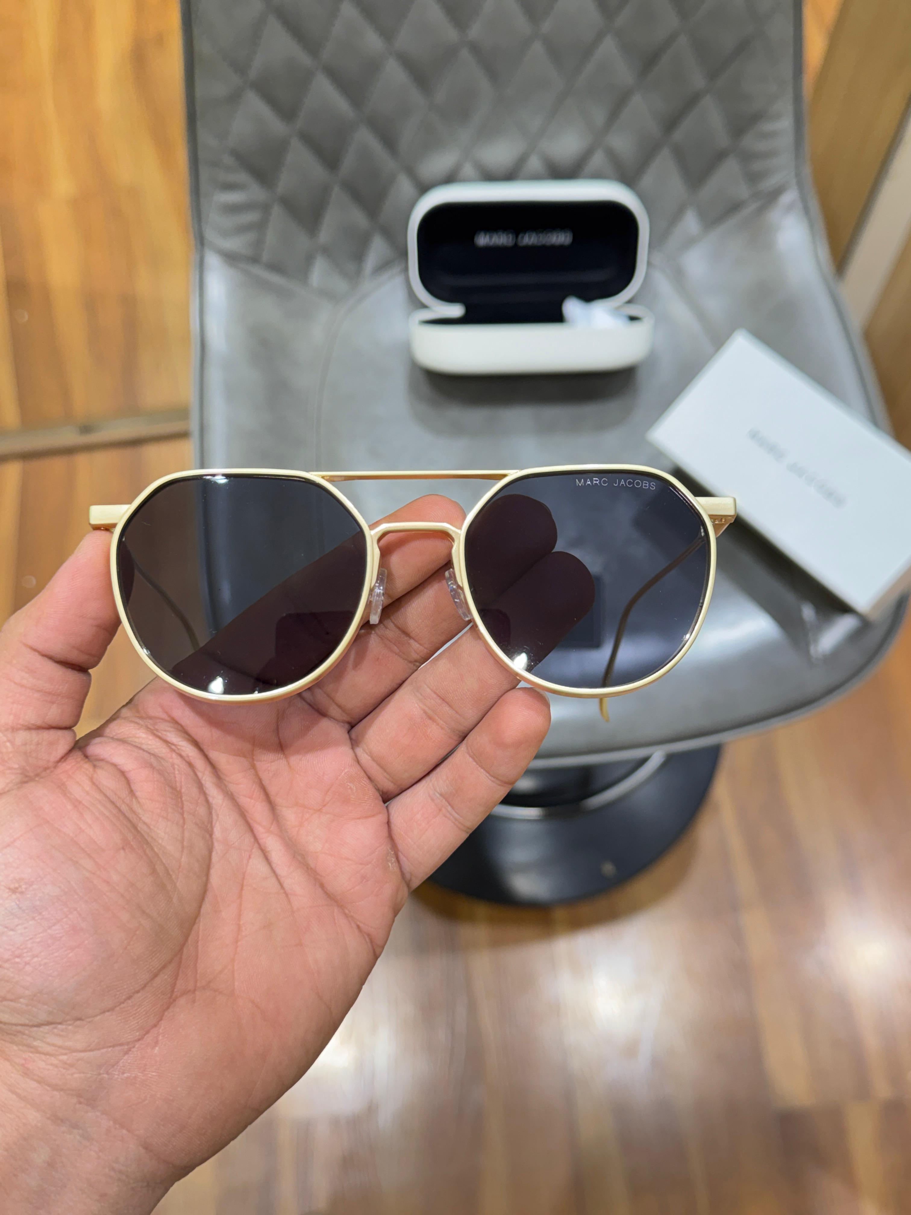 *Marc jacobs metal gold black*