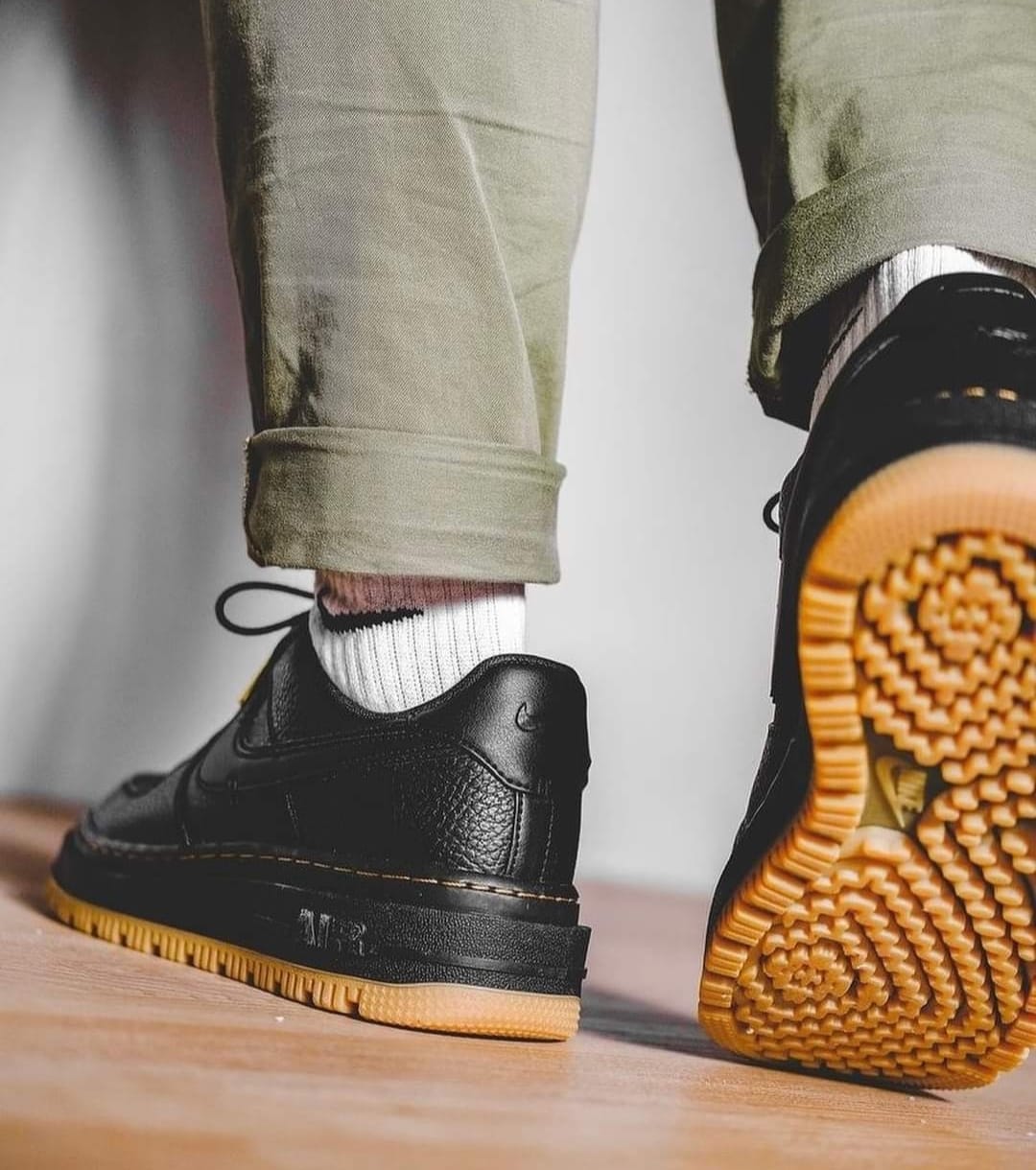 Nik e Airforce 1 Luxe Black Gum
