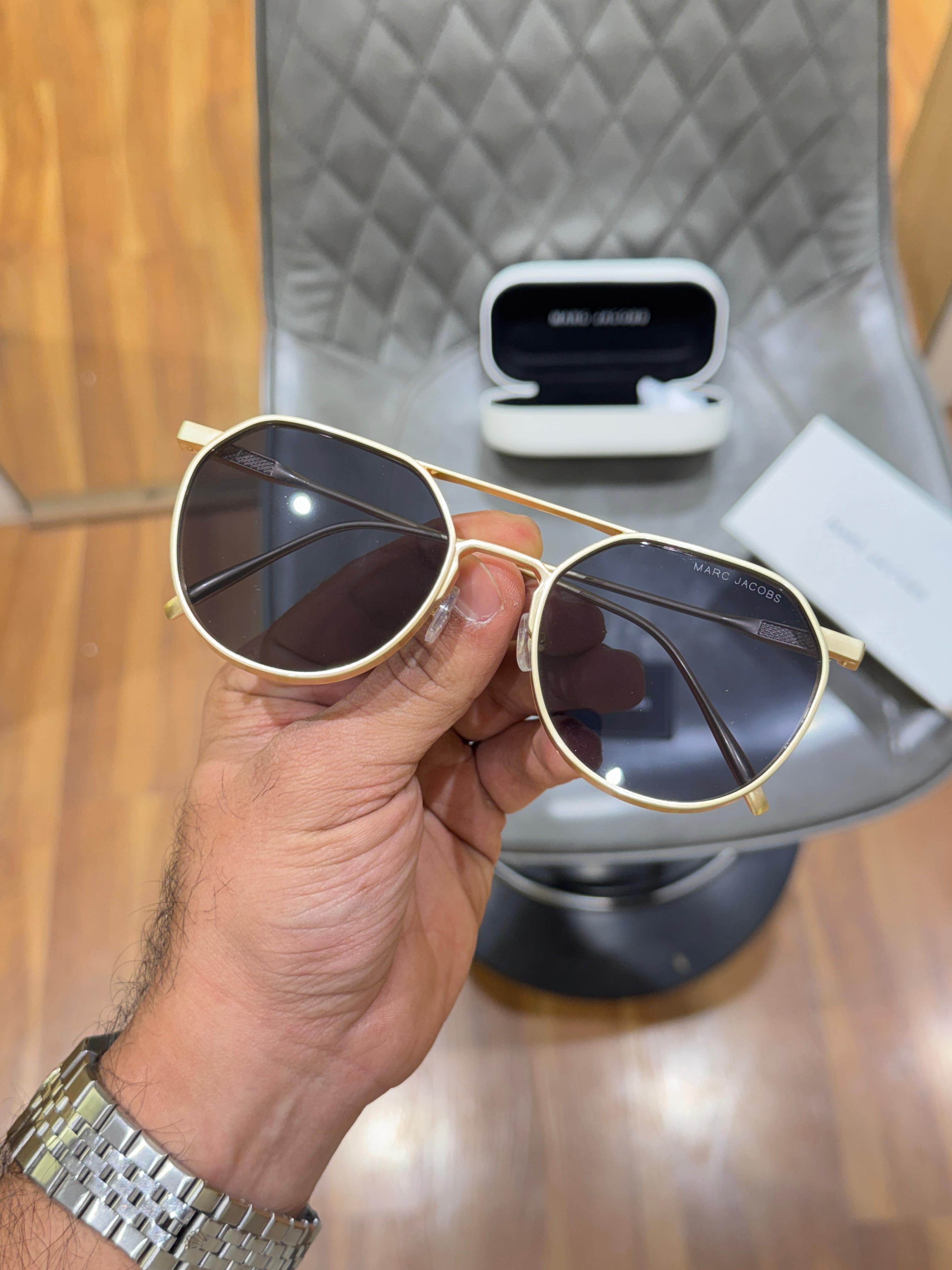 *Marc jacobs metal gold black*