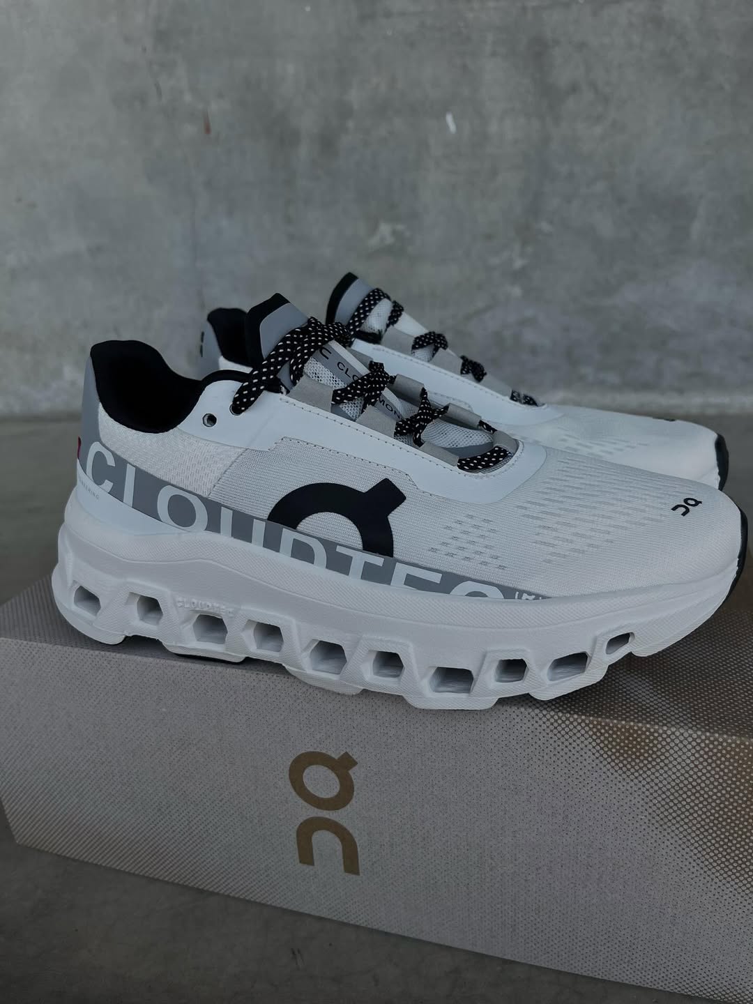 On Clou_d Monster All White