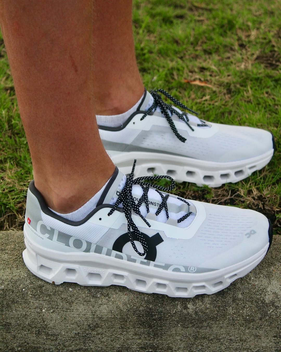 On Clou_d Monster All White