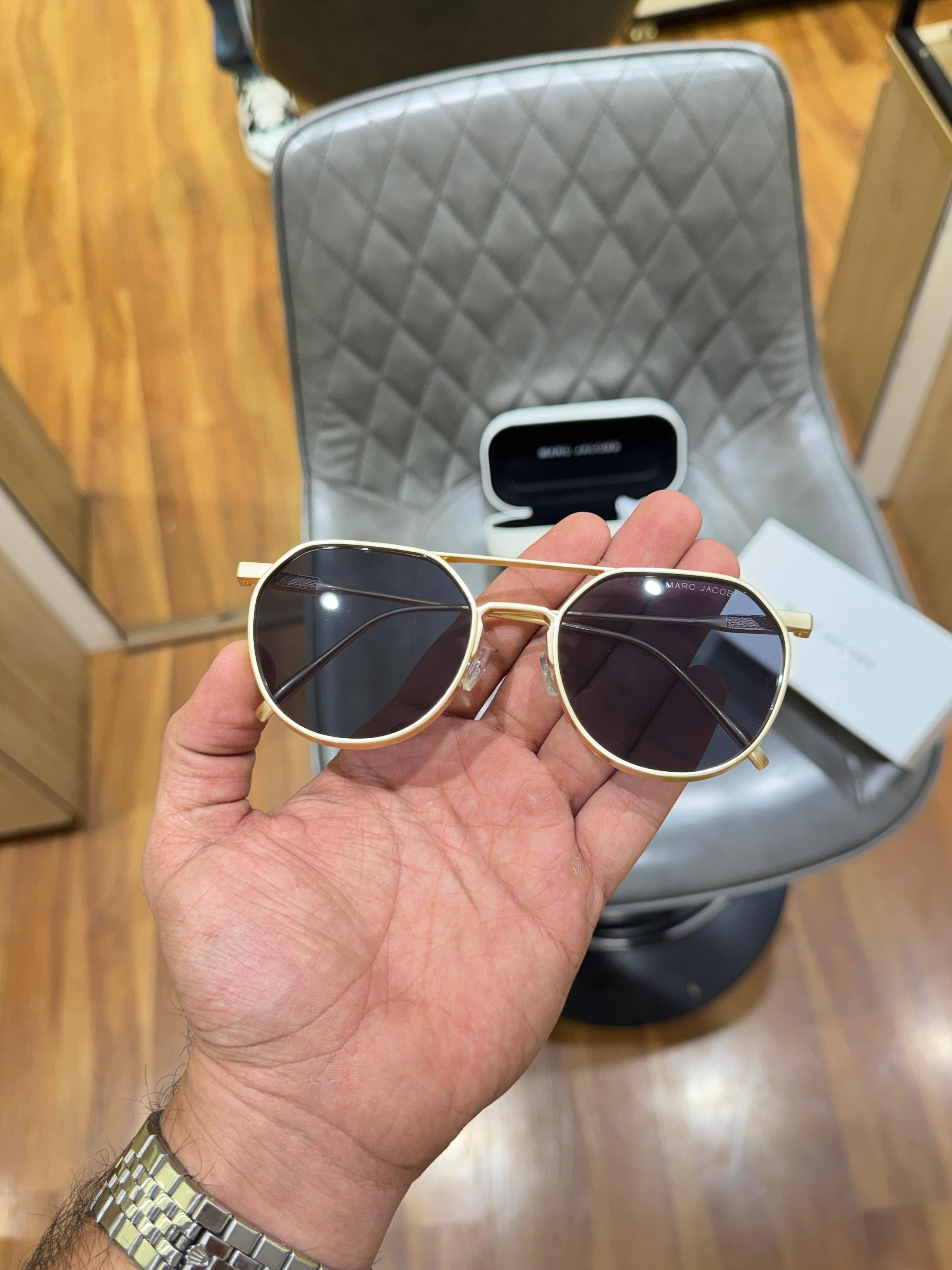 *Marc jacobs metal gold black*