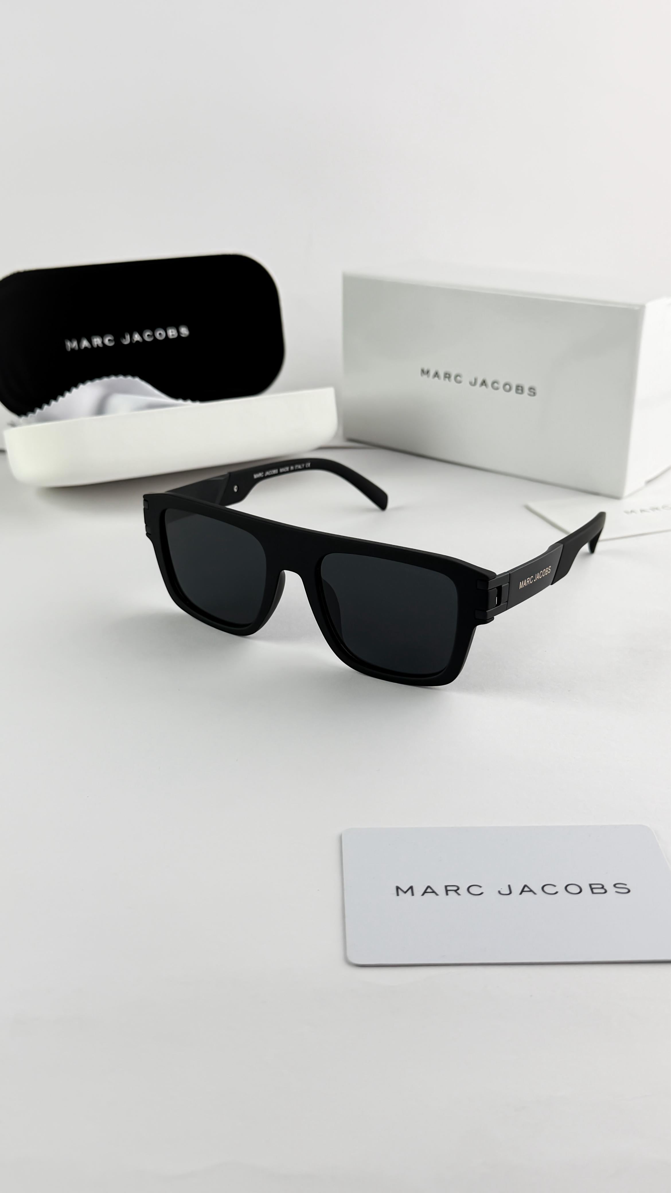 *MARC JACOBS DARK BLACK 1004*