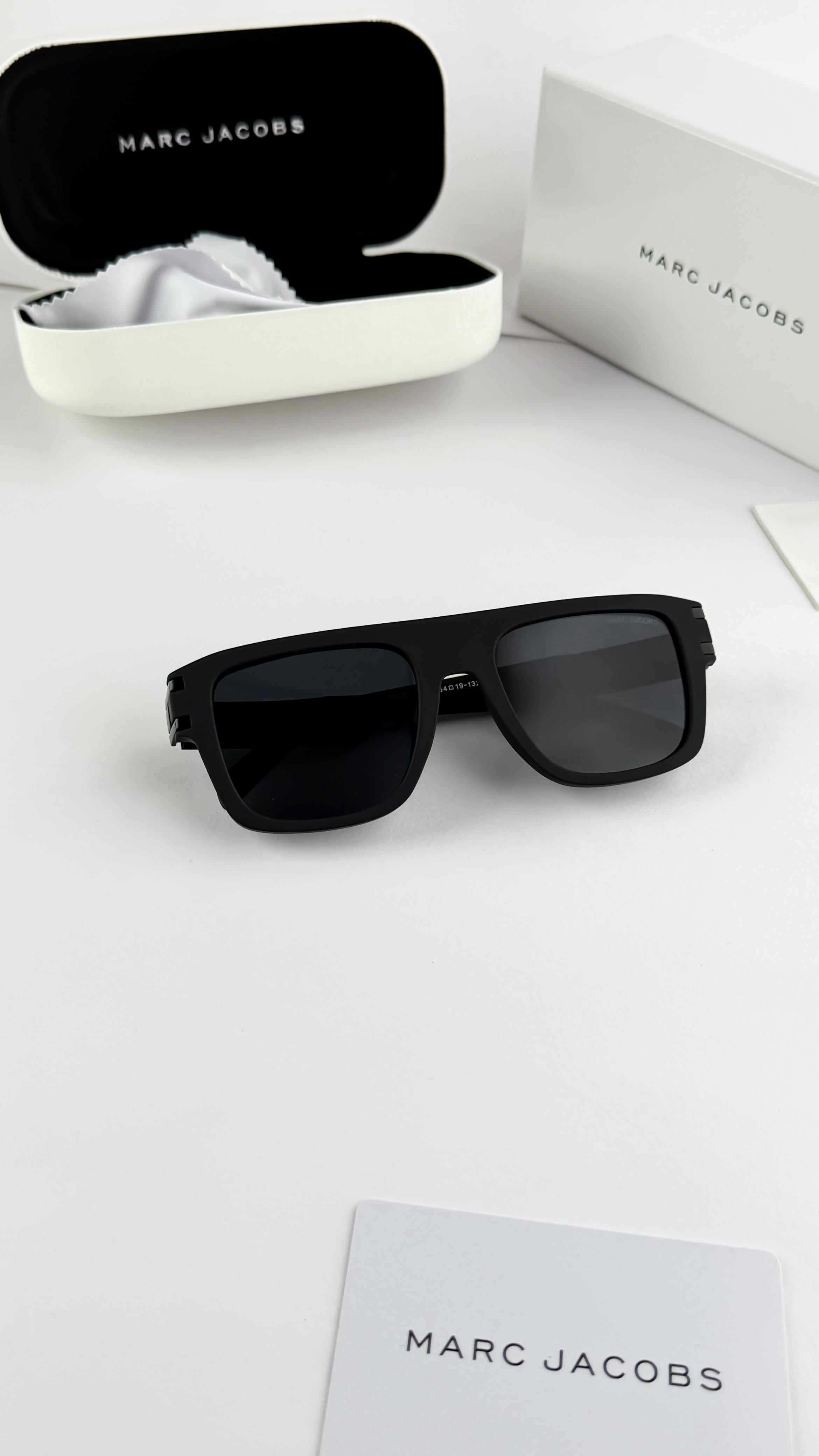 *MARC JACOBS DARK BLACK 1004*