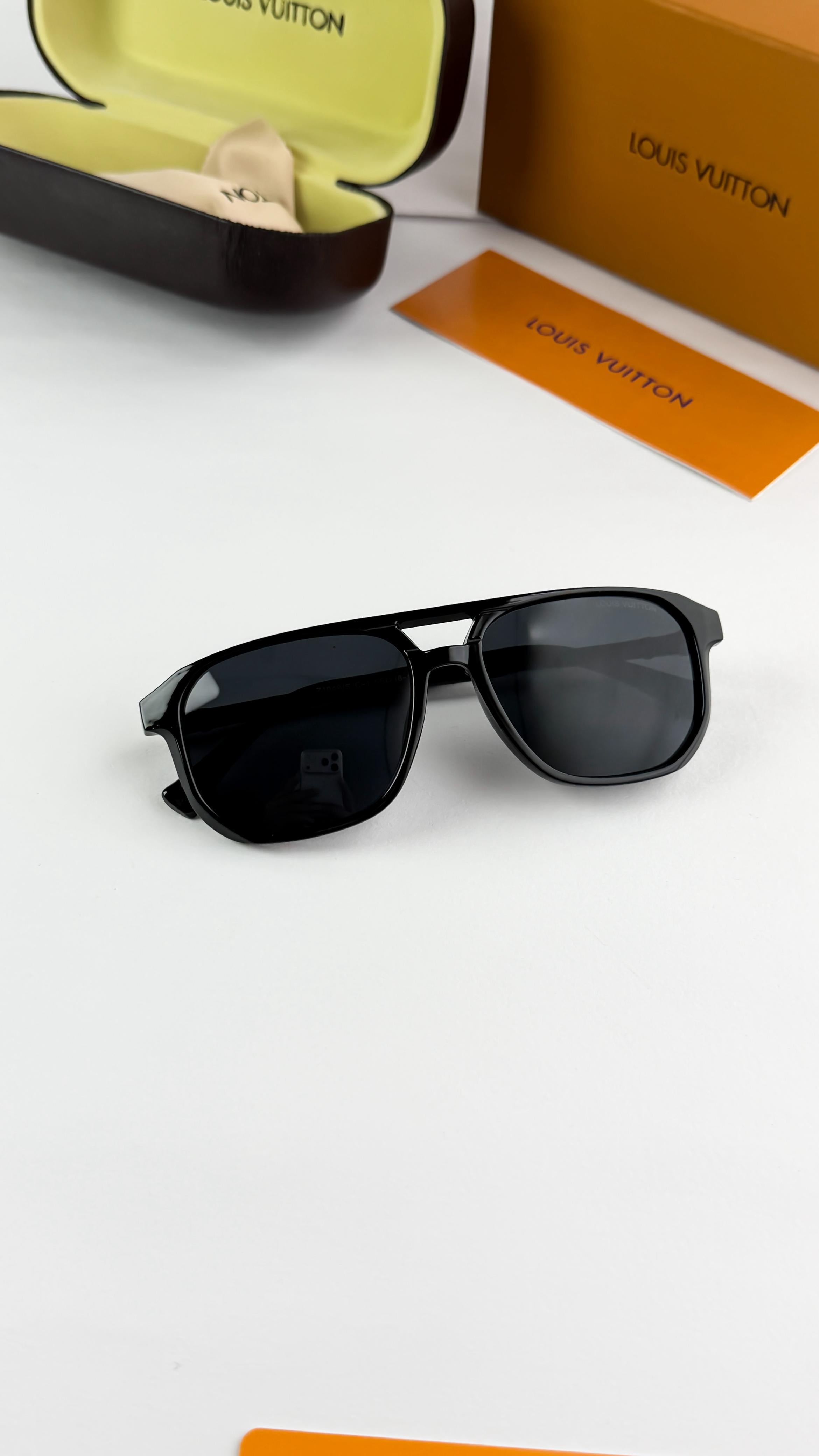 *LOUI_S VUITTO_N GOLD BLACK 1049