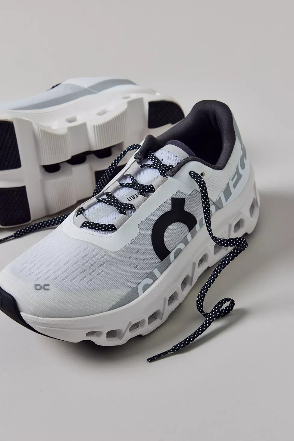 On Clou_d Monster All White